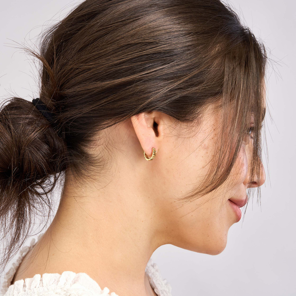 Ridged Polished Round Hoop Earrings - 14K Yellow Gold - by Dazyle - Image 2
